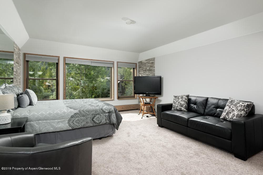 1052 Vine Street - Photo 3