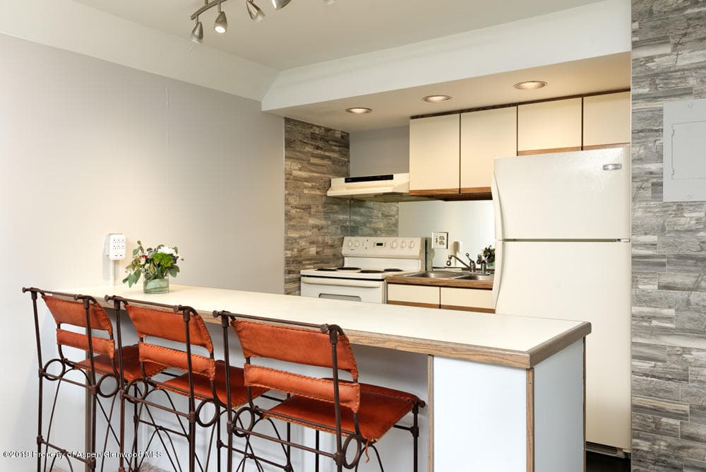 1052 Vine Street - Photo 5