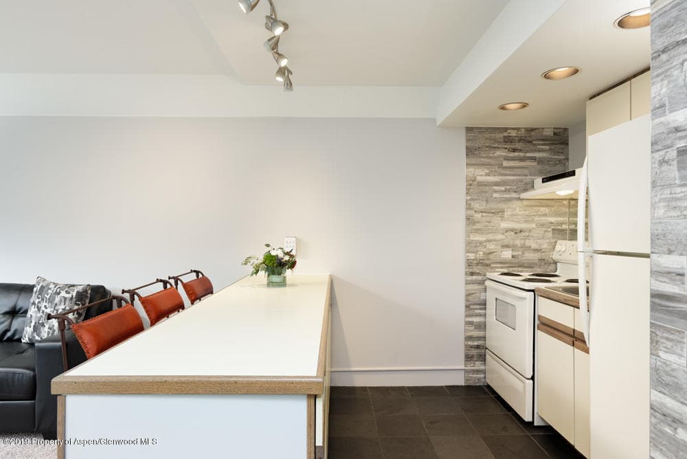 1052 Vine Street - Photo 6