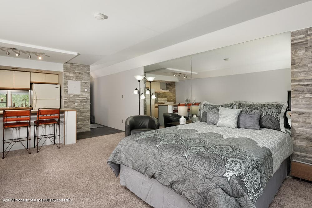 1052 Vine Street - Photo 4