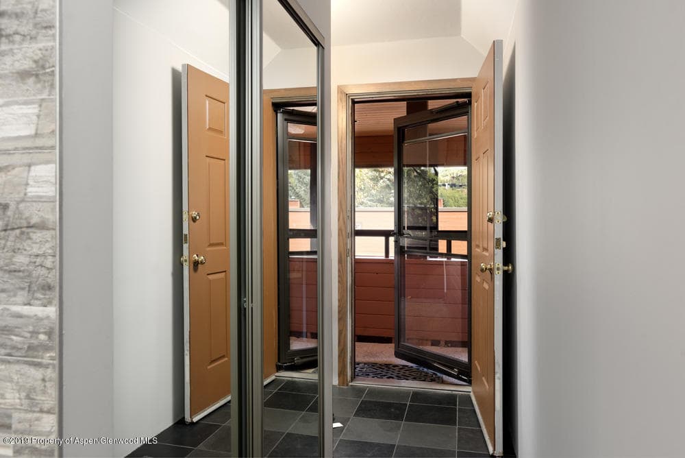 1052 Vine Street - Photo 8