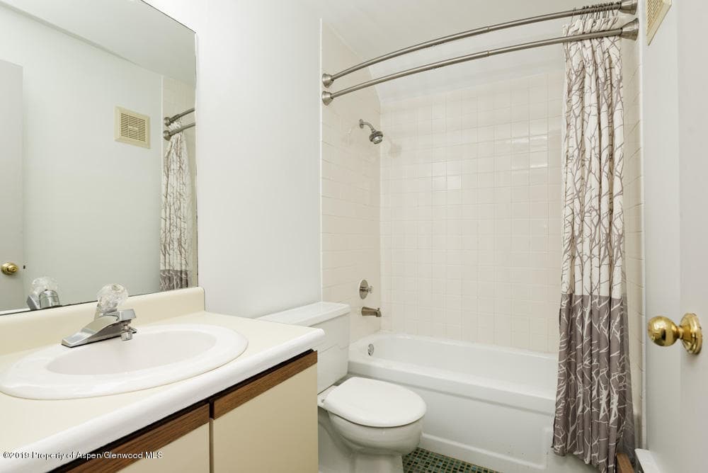 1052 Vine Street - Photo 7