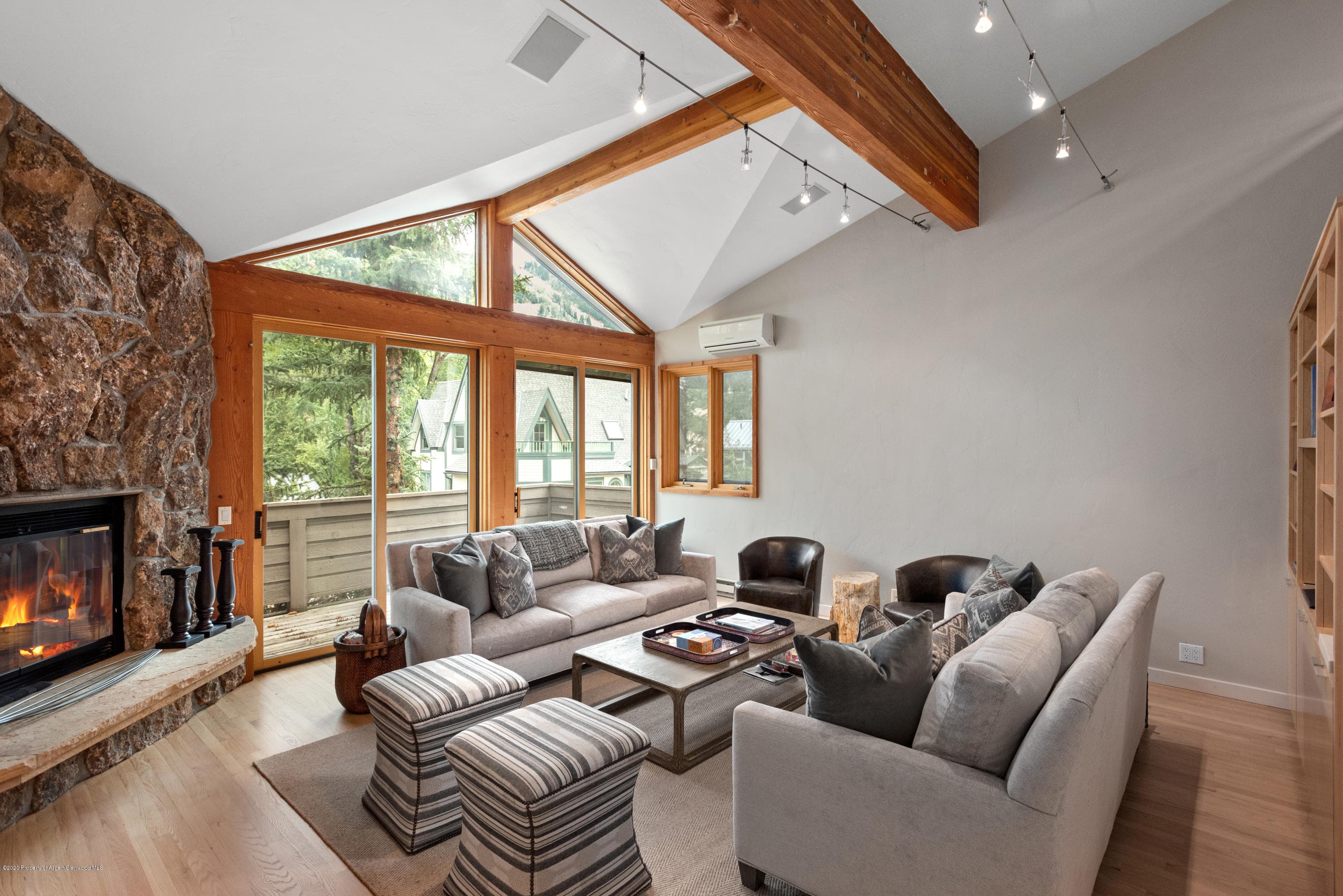 1015 E Hyman Avenue - Photo 2