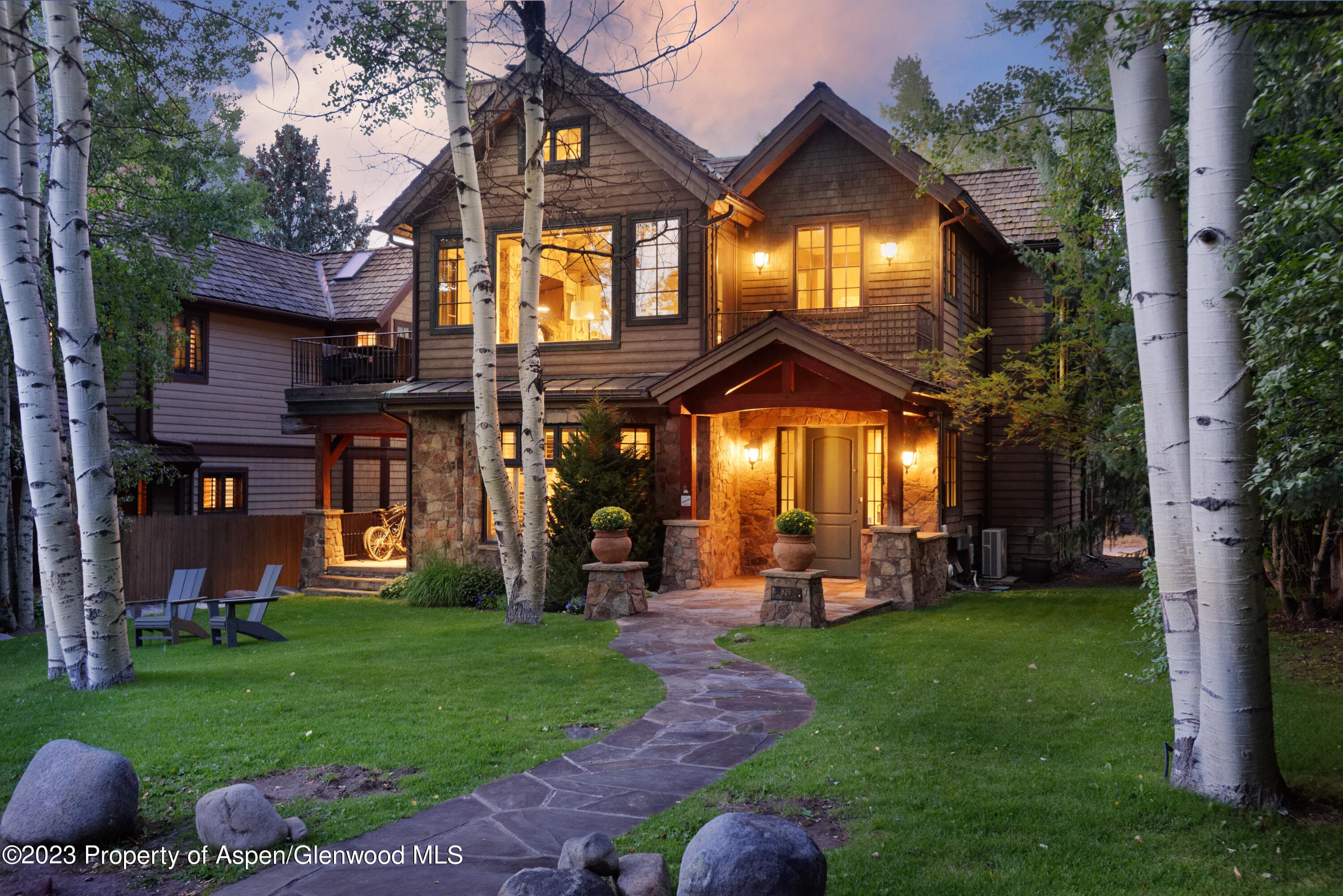 926 W Francis Street - Photo 2