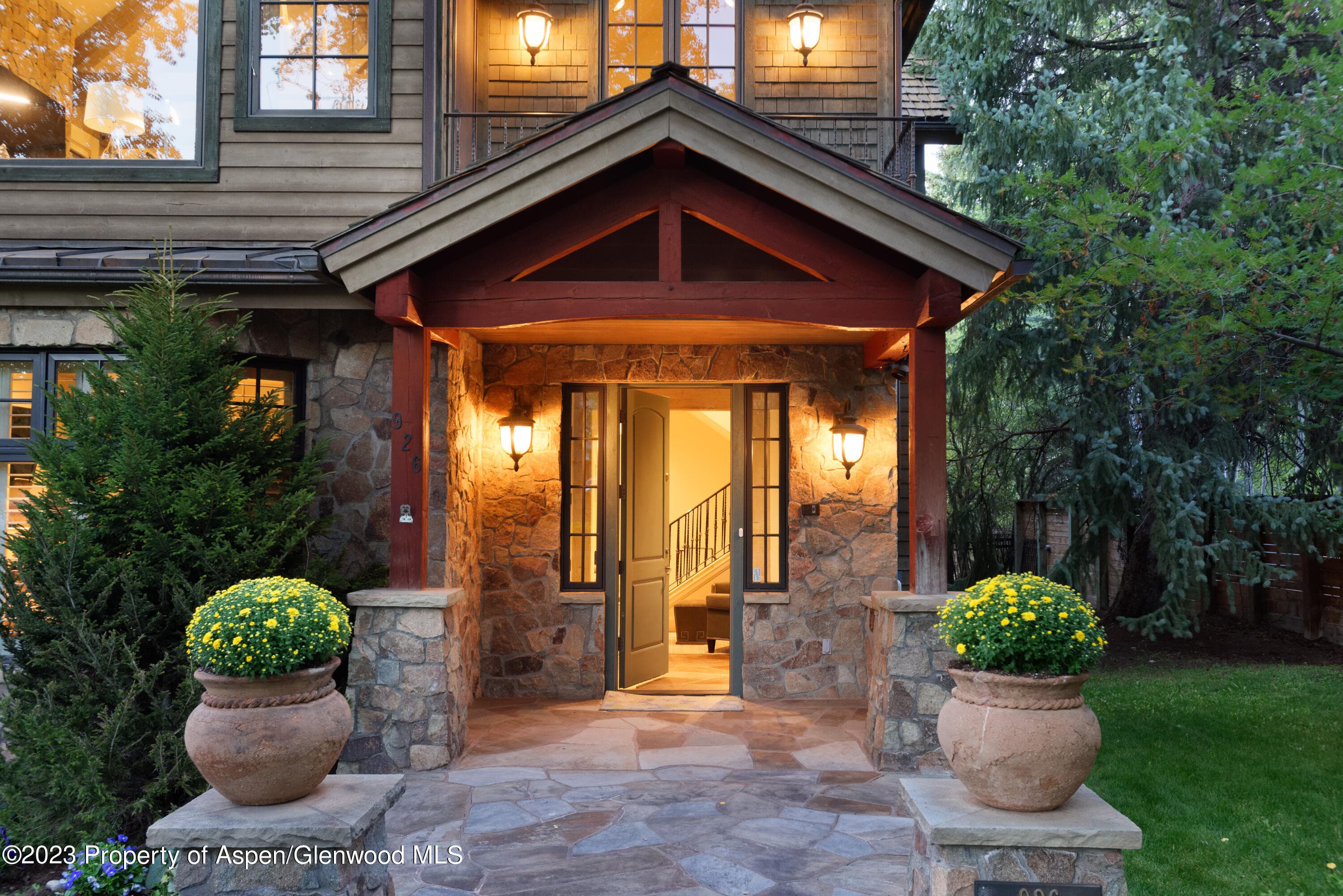 926 W Francis Street - Photo 4