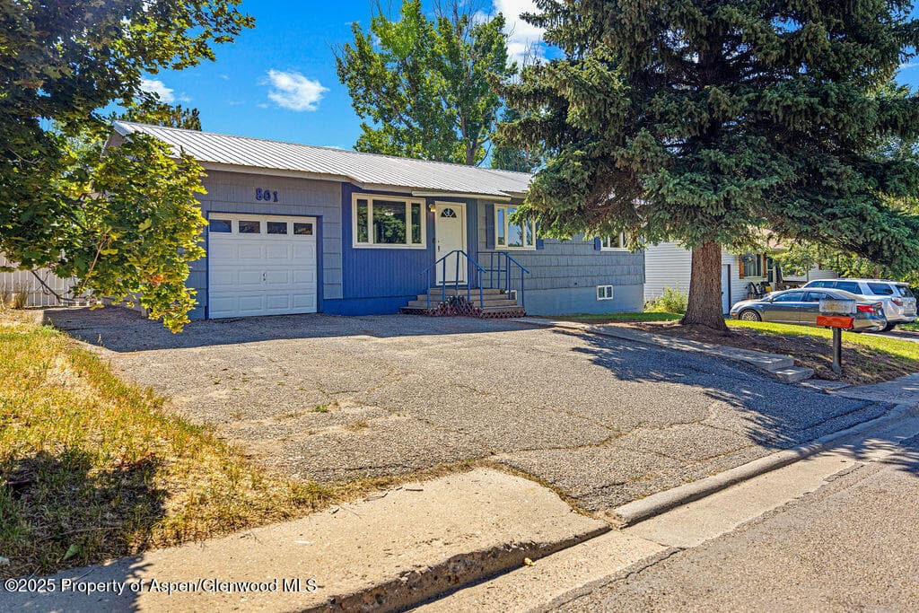 801 Steele Street, Craig, CO 81625 - Photo 2