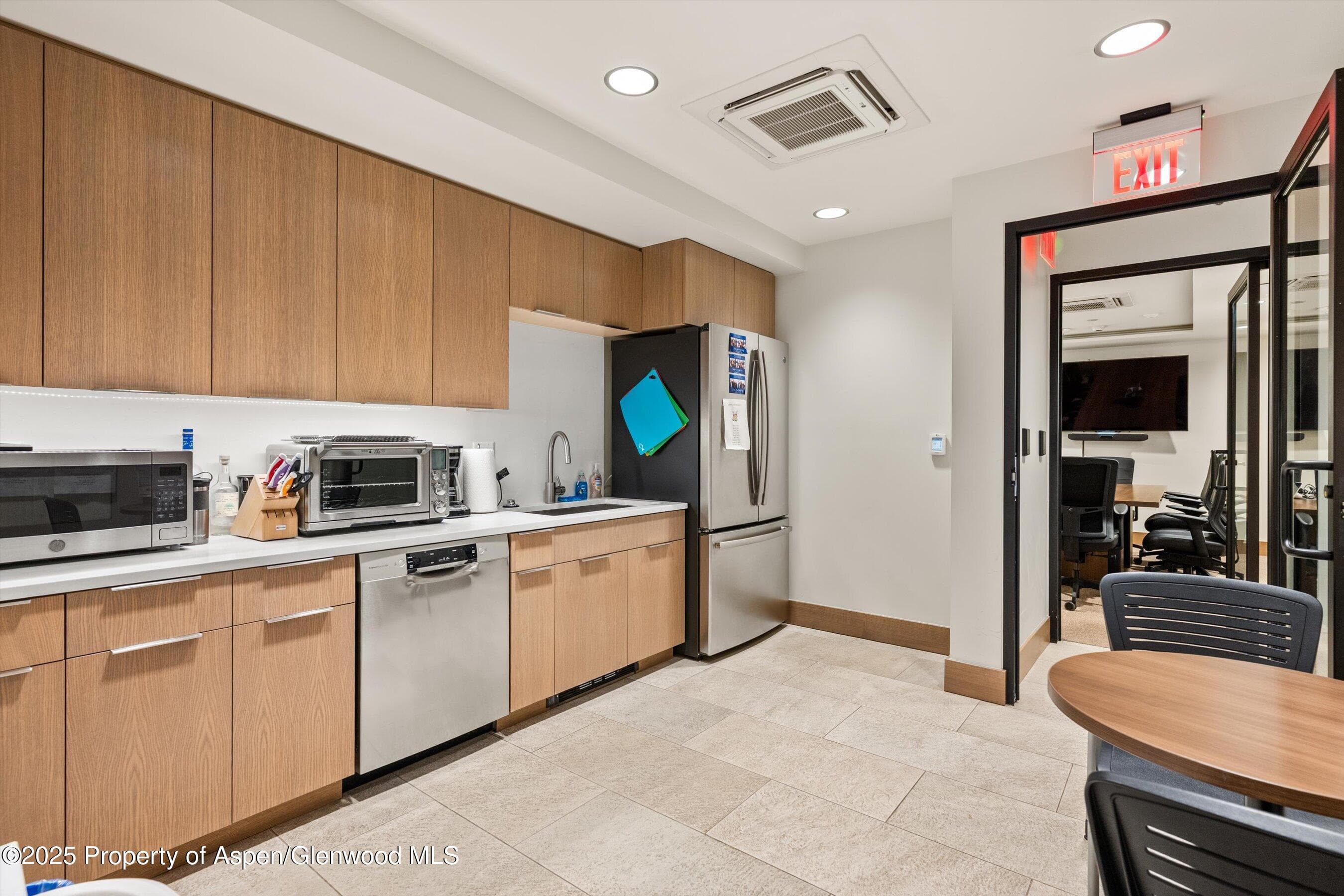 122 W Main Street, Aspen, CO 81611 - Photo 29