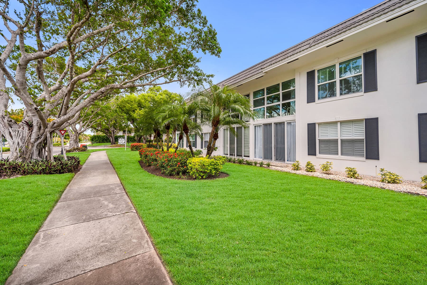 290 Banyan Boulevard  - Photo 5