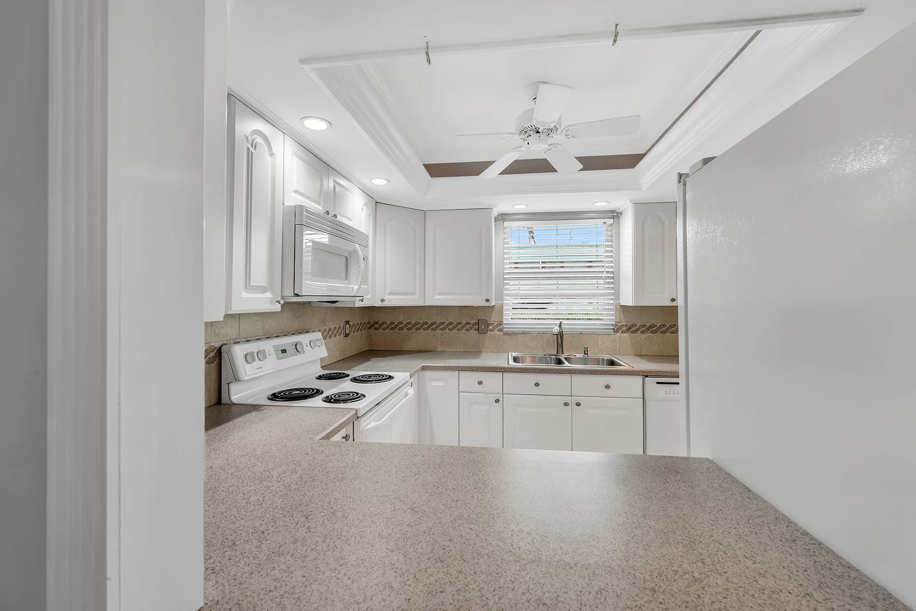 200 Valley Stream Drive  - Photo 4
