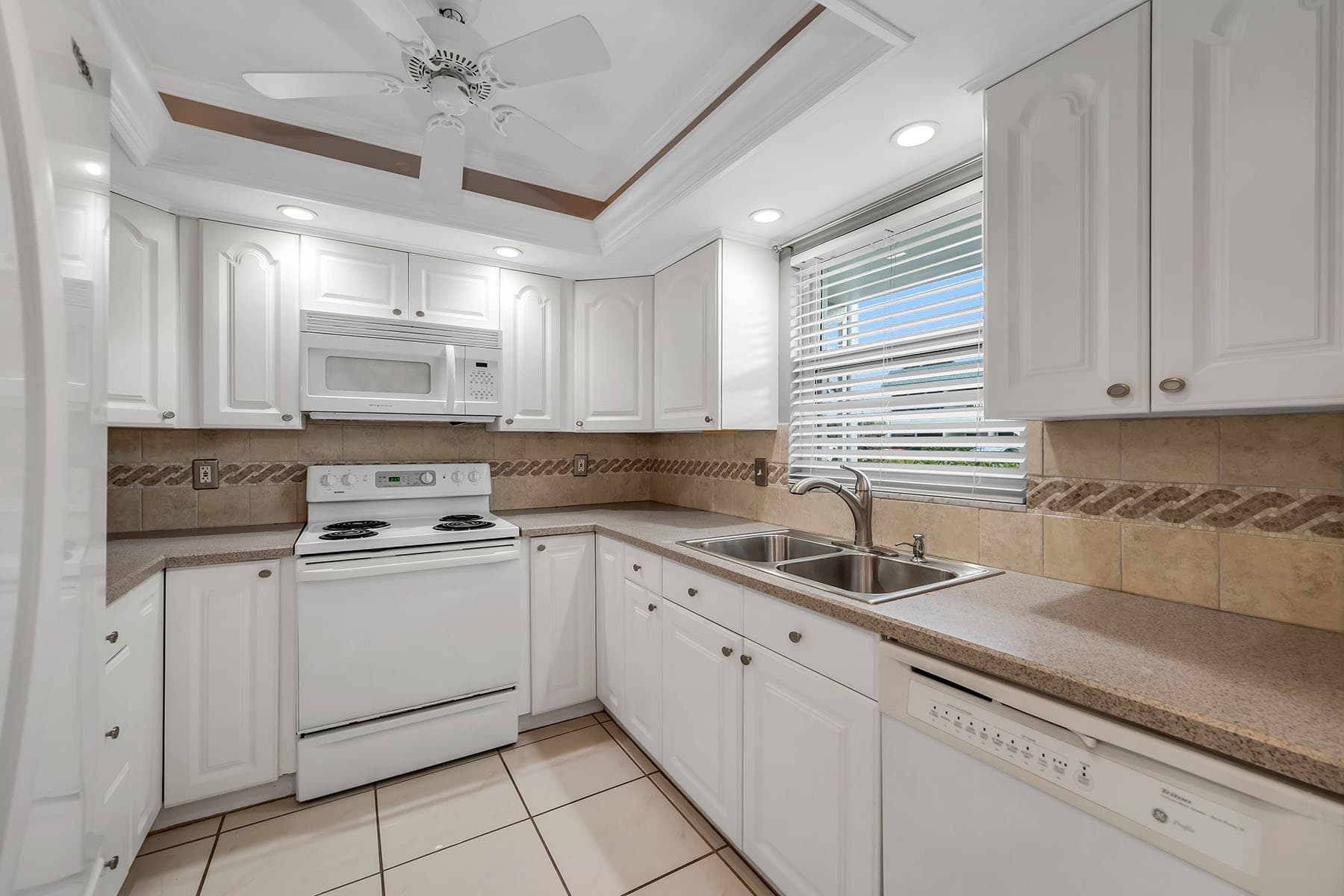 200 Valley Stream Drive  - Photo 7